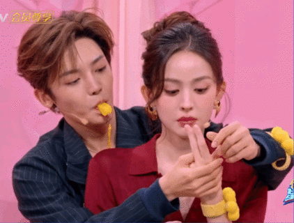 娜扎猜词全靠题海战术侯明昊比划孙悟空，娜扎一脸问号开启题海模式，最后猜对的瞬间我