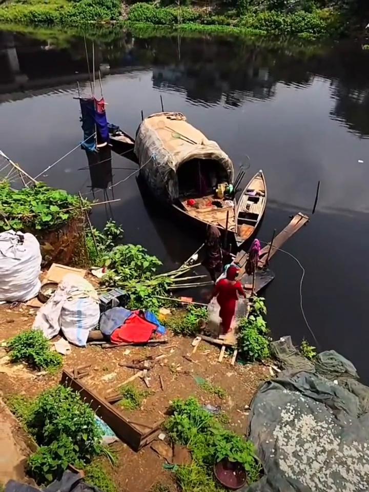 朋友们住船上了，在船里吃，在船里拉，老臭了。这收集的婆罗门穿过的裤头内衣，回来煮