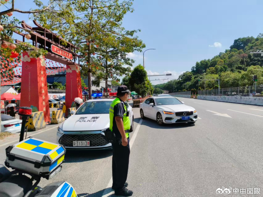 国庆假期我还在岗。全市交管部门结合假期出行的特点和规律，合理安排警力，在重点路段