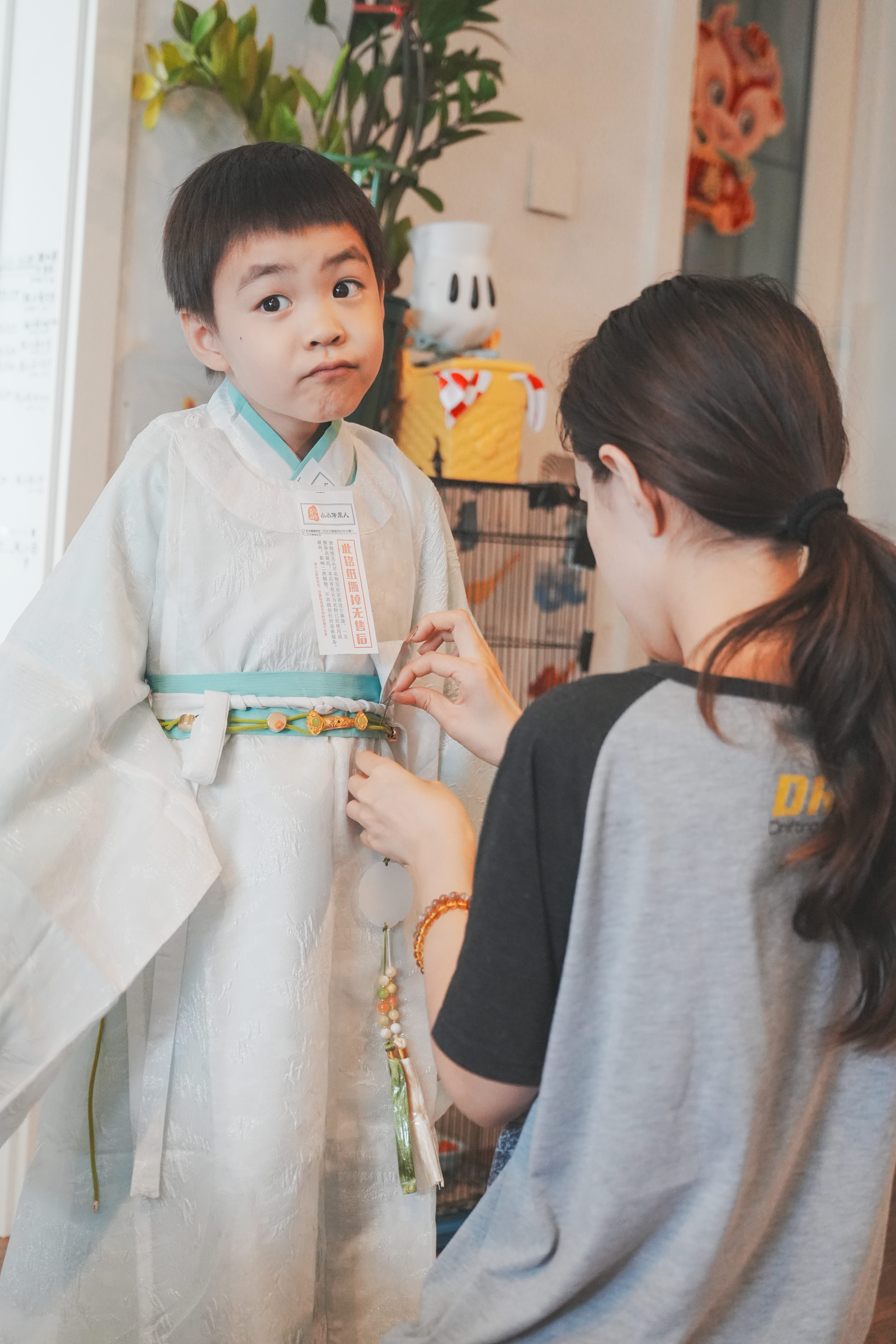 幼儿园中秋节活动要求穿汉服，网上给张小苗置办了一套，没想到现在小朋友的汉服做得这