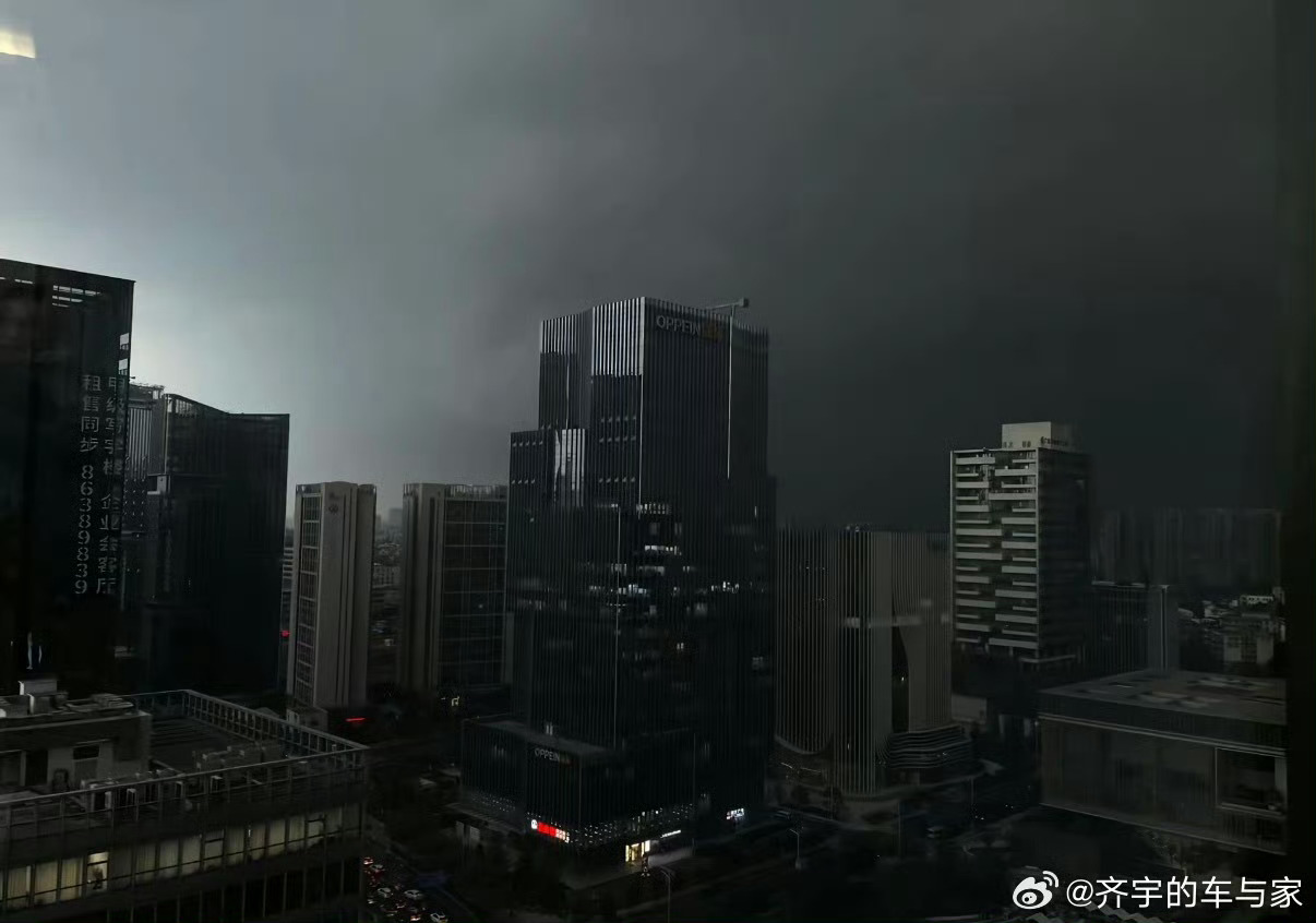 感受一下广州超级大暴雨啊？有图一这么恐怖吗？我们赣州早上也下暴雨来着，这会儿已经