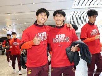 U23国足回国身穿特制T恤，泰山队两将归队时间确定，克雷桑回来了网页链接
