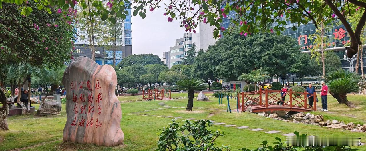 上联：冰天雪地送冬去，请您来下联暗柳鸣花报春来