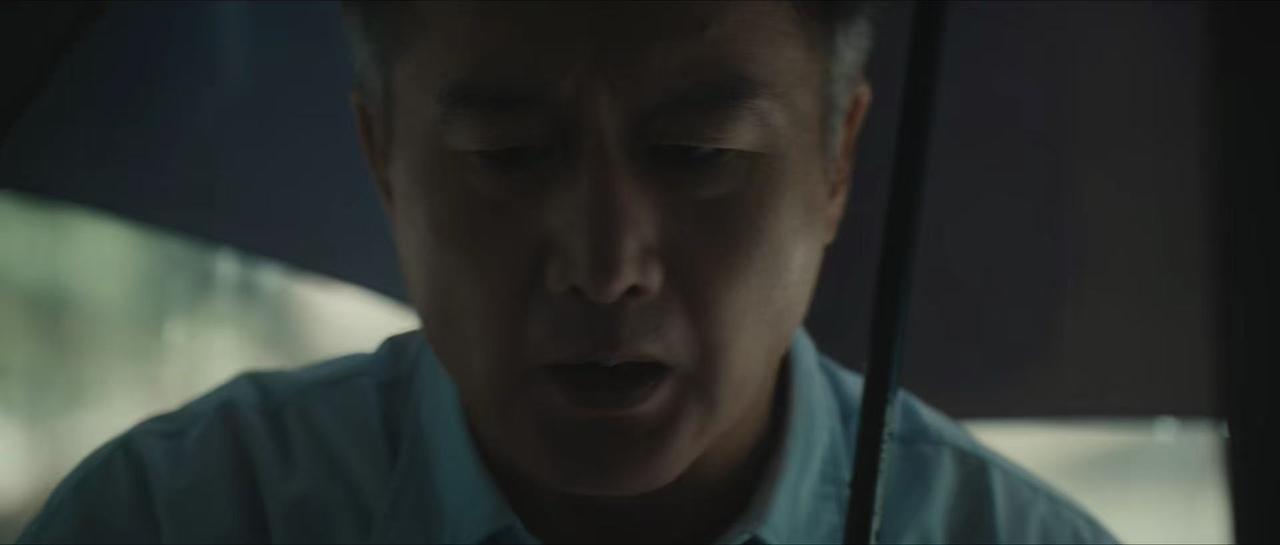 太狠了！《交锋》里面的导弹专家发现家里的鱼嘴里吐出了金戒指时，他的第一反应是去报