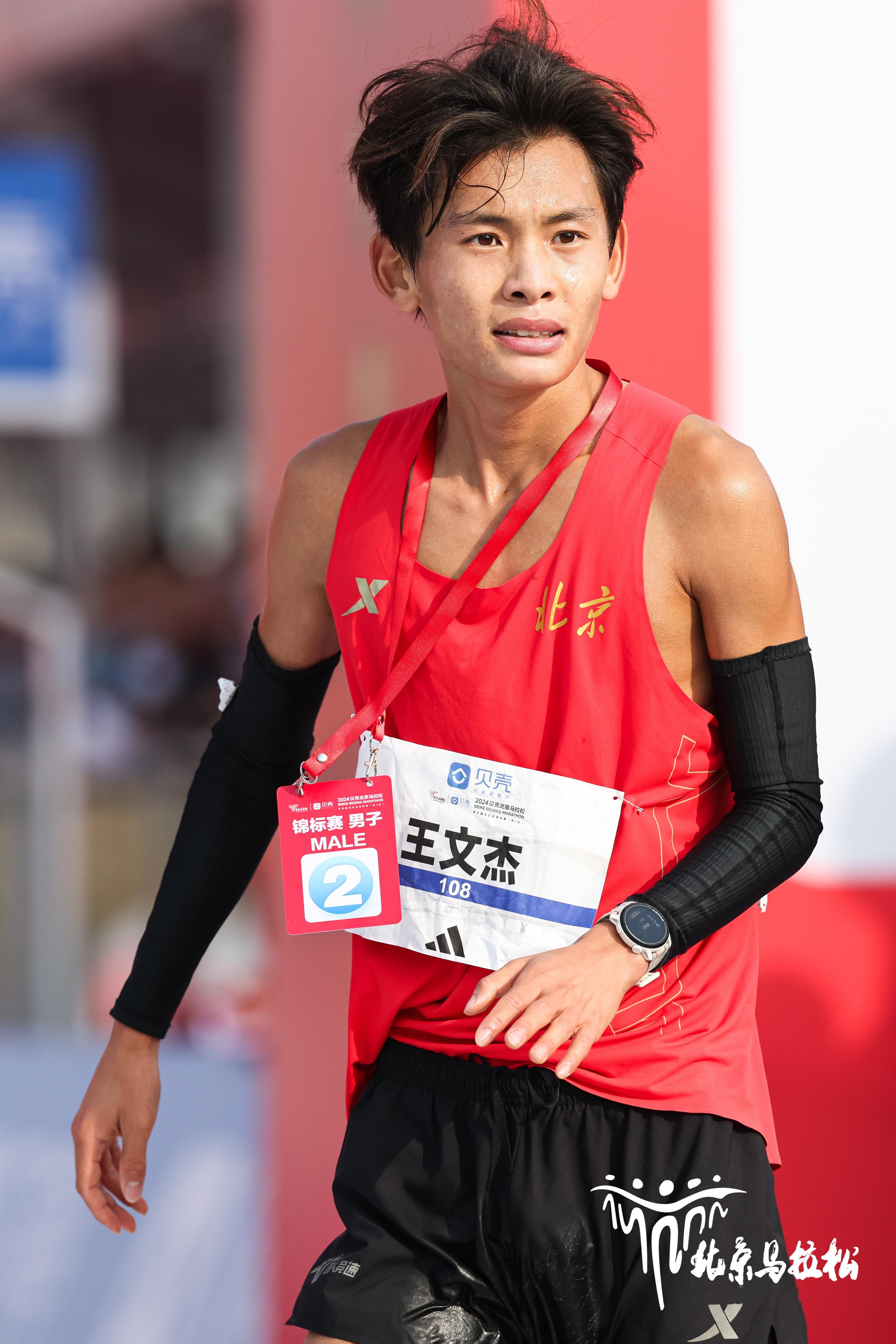 #北京马拉松# 去年横空出世的王文杰，今天北马2小时10分23完赛，十分惊艳，其