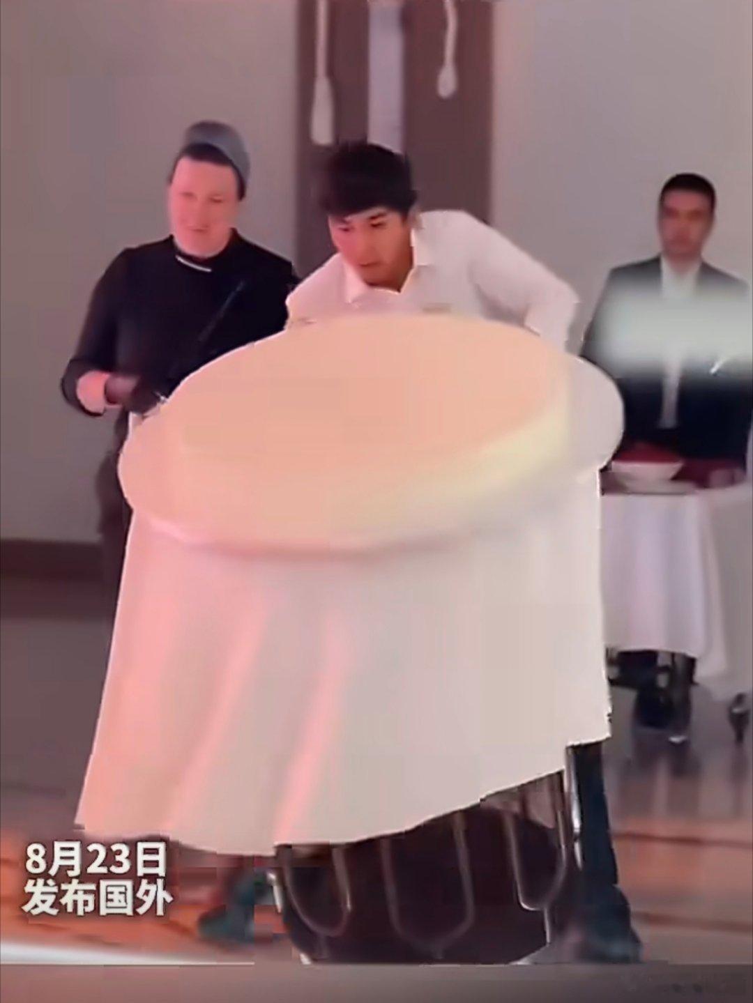 50万的蛋糕掉下来完好无损 8月23日不知道几年前的视频了吧不写清楚时间又想冷饭