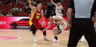 廖三宁还是行，一上场就带来一个小高潮，先是抢断扣篮一条龙，然后紧接着又来了一个抢