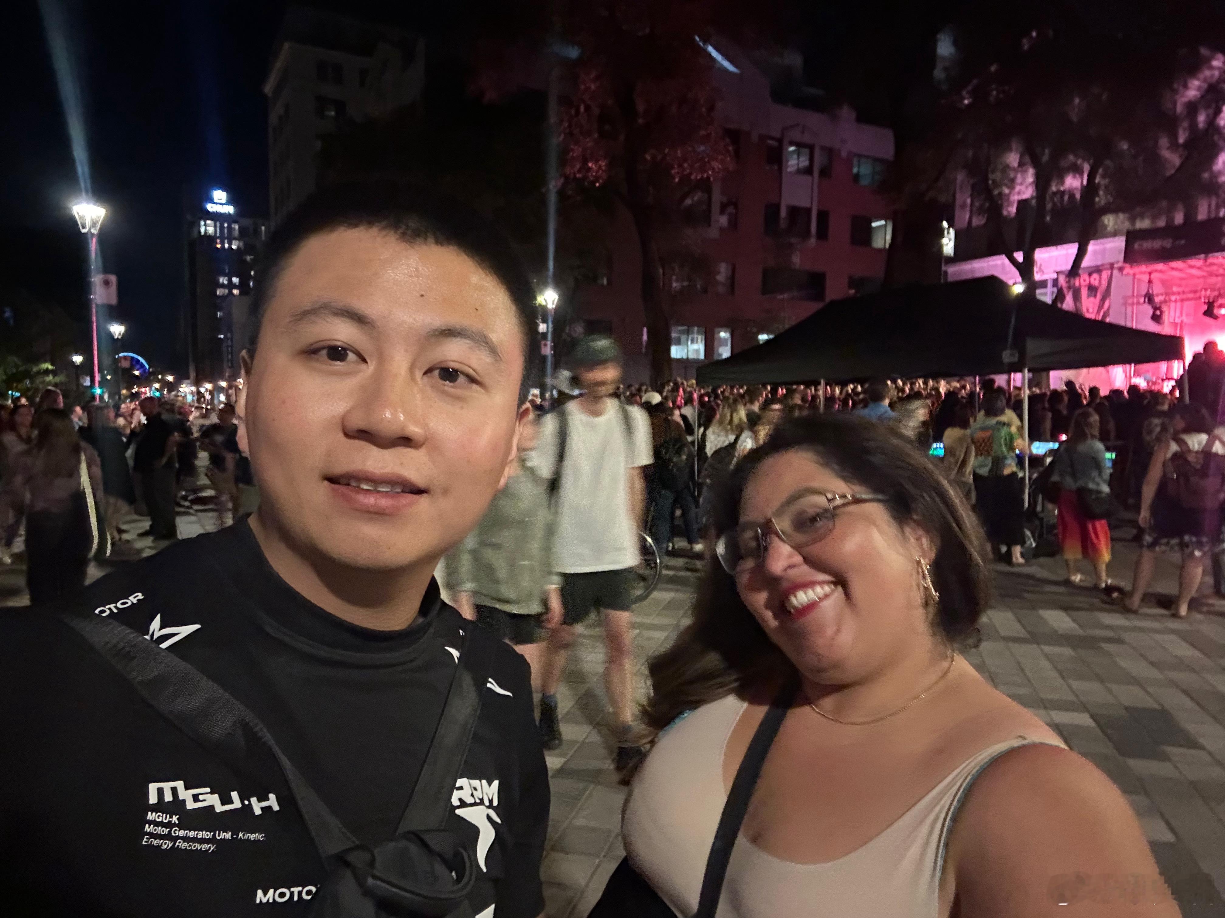 今天约了一个墨西哥小姐姐逛音乐节，过分开放，有点吃不消  ​​​