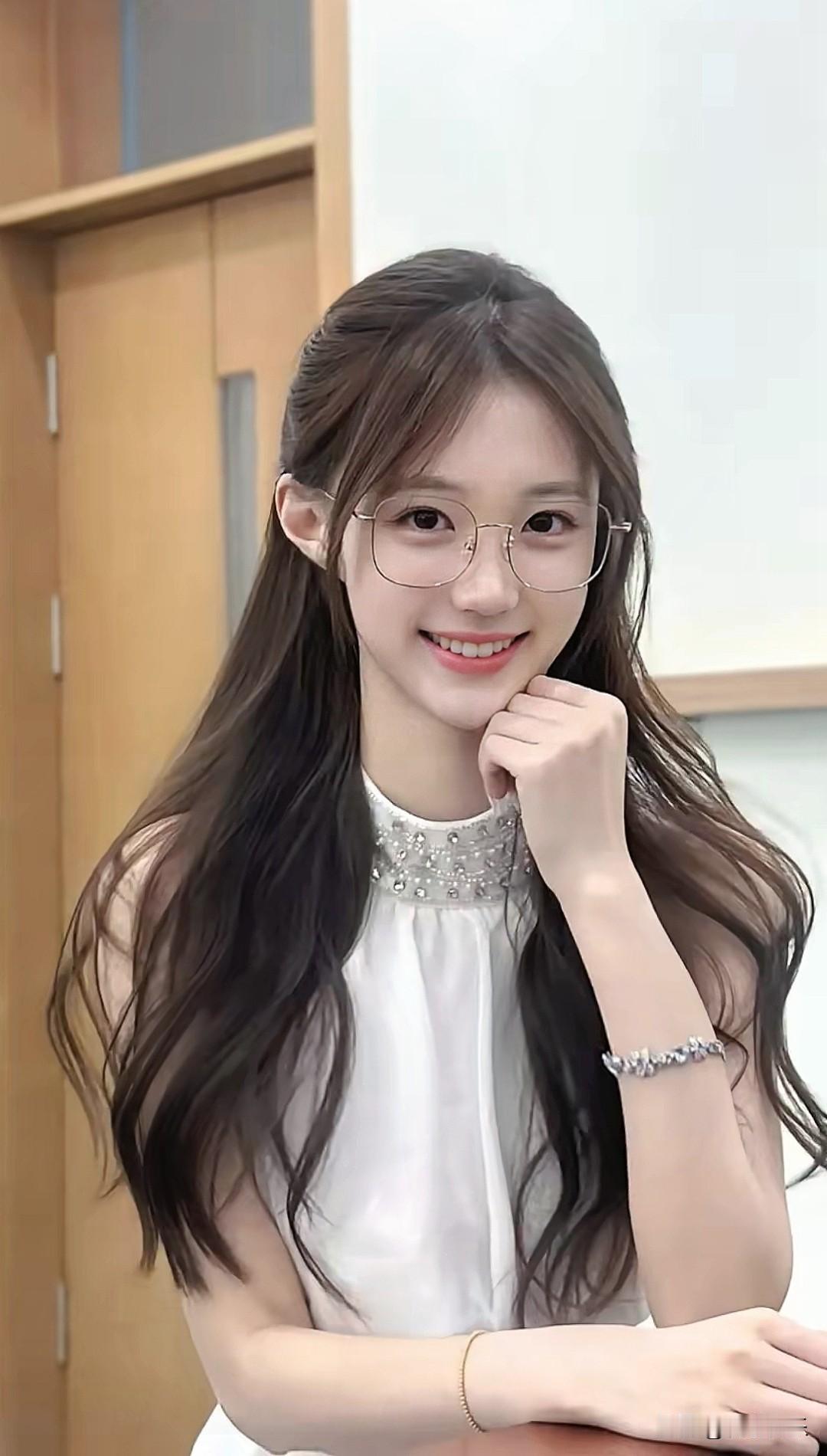 甜美笑容，温柔发丝，清新白裙，元气满满的一天！🌟✨
晒图笔记大赛今日分享随手拍