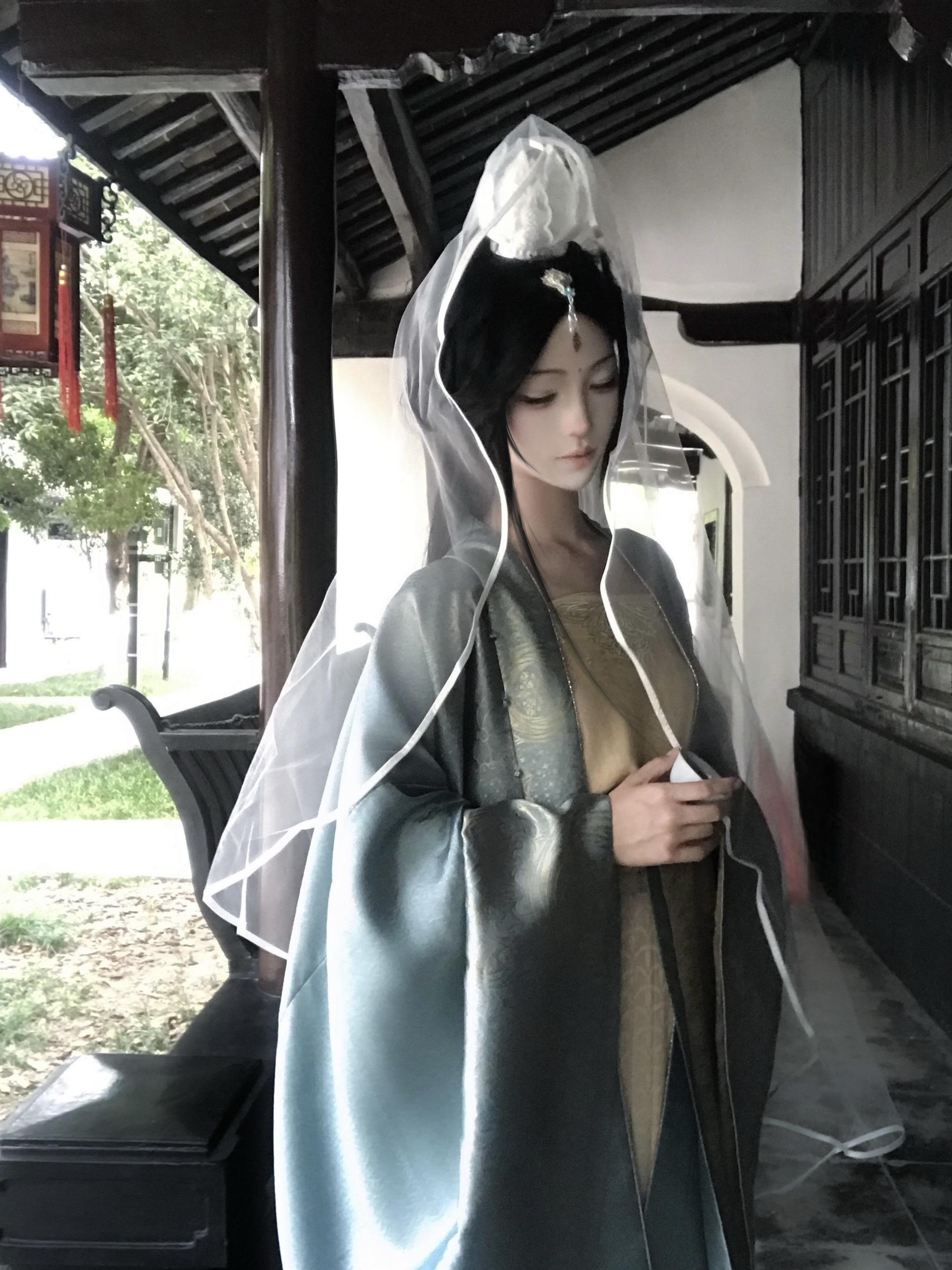 若你早与他人两心同 何苦惹我错付了情衷。