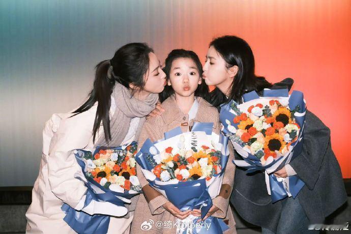 戏外是疼爱的“丫丫妈妈”，戏里是默契母女！9岁小酒窝台词量超佟丽娅还不卡壳，哭戏