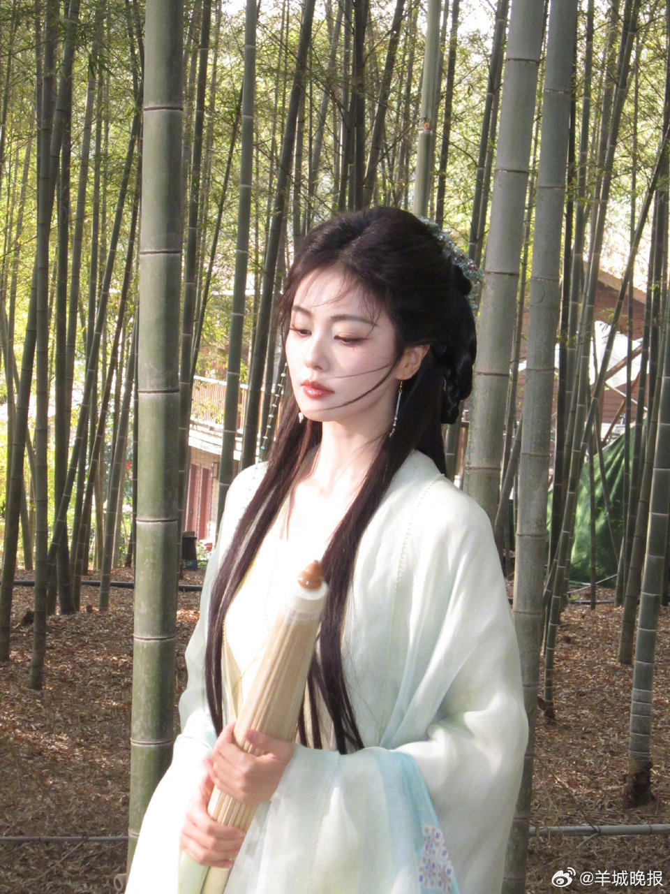 【跨年晚会舞台神图，速览！】零点的钟声即将敲响，哪位女星的跨年舞台妆造让你一眼入