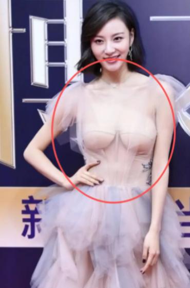 有个很奇怪的事情。女人的胸部是隐私部位，陌生人看不得，更摸不得，那不是应该好好的