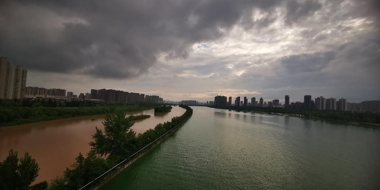 随手拍一张云彩的图片看看这几幅图片，颇有“黑云压城城欲摧”，“何日彩云归”的意思