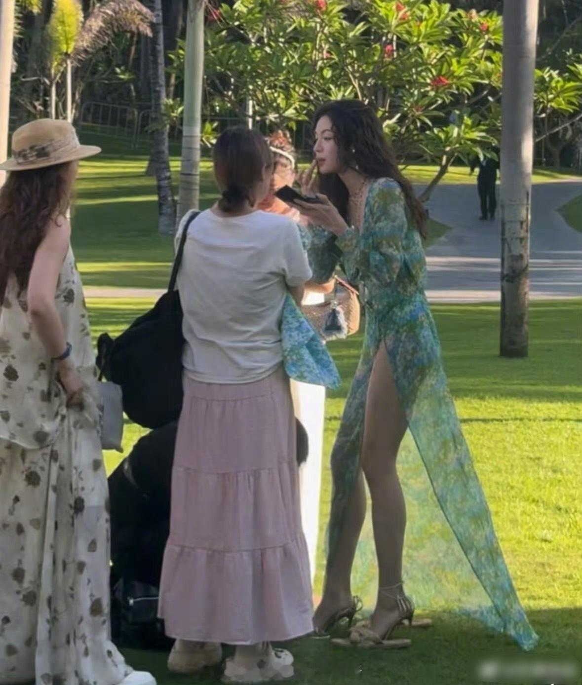 这张图真的，第一次这么清晰的认识到钟楚曦身材比例好绝！！ 