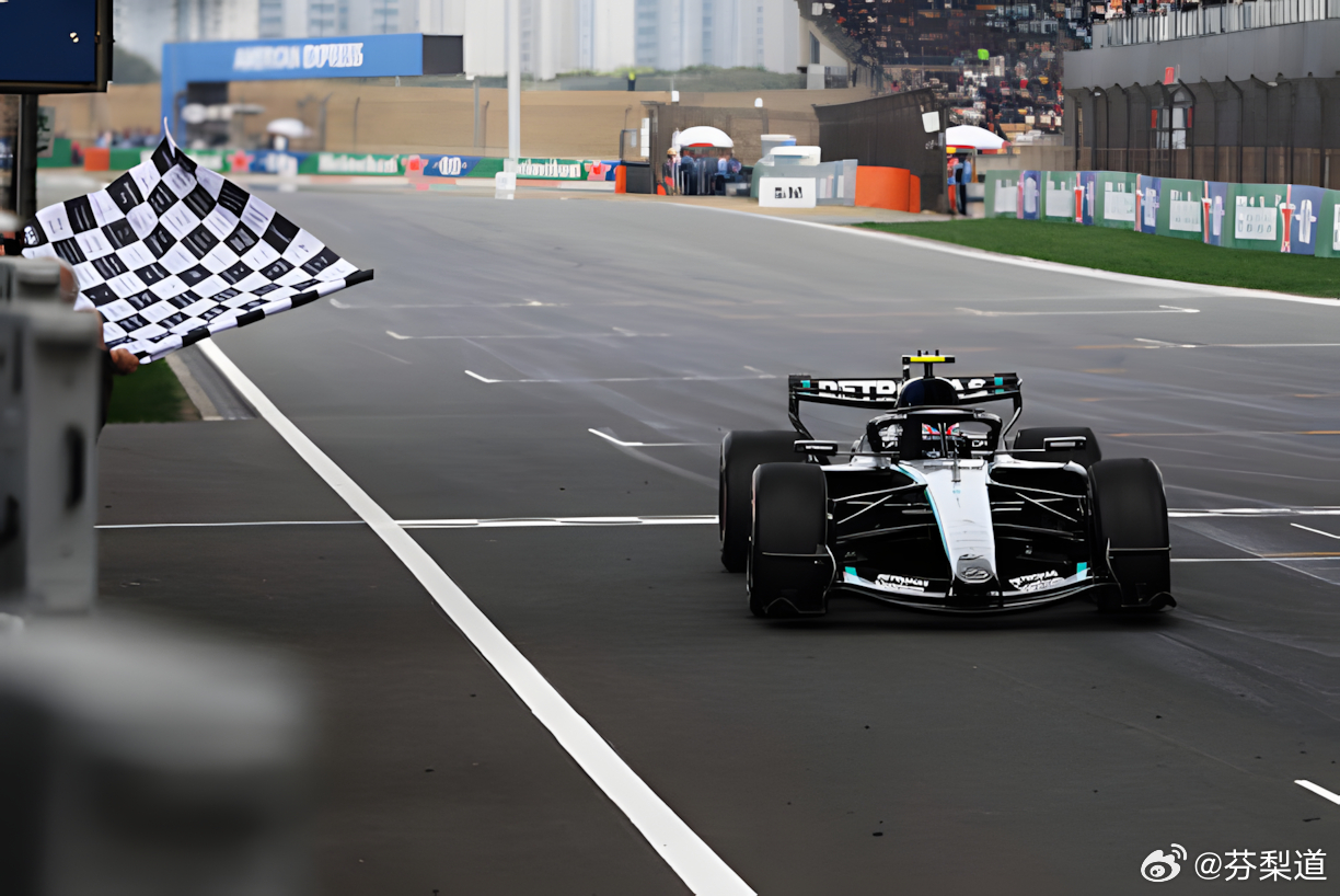 2026F1中国大奖赛苏翊鸣为安东内利夺冠挥旗原来是挥舞的最后方格旗。苏翊鸣今天