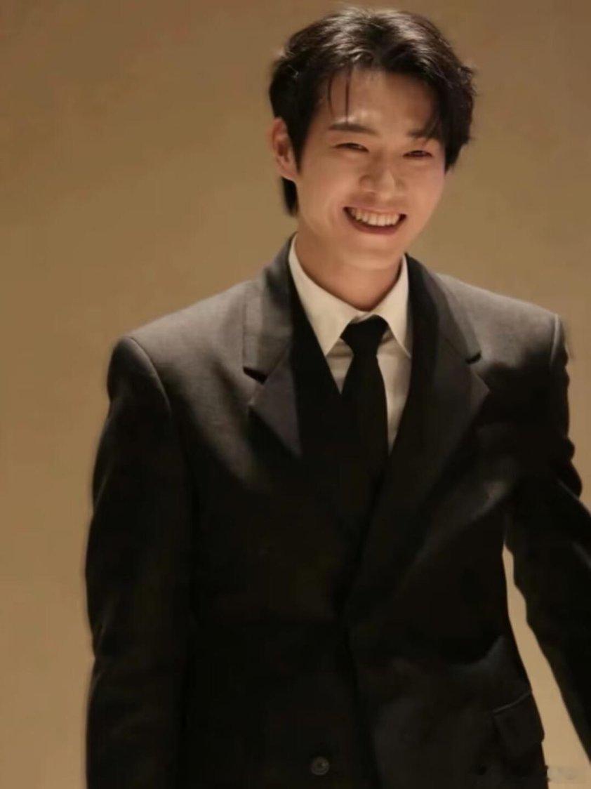 魏大勋模仿向佐有那味了你好星期六喜剧名场面来袭！魏大勋在杨迪粤语指导下模仿手势，