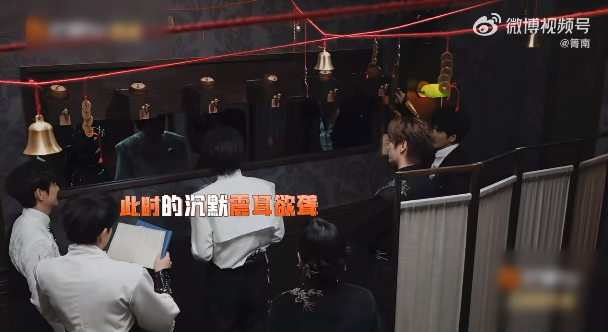 张真源此时的沉默震耳欲聋密室大逃脱 张真源闯关全程在线解谜，一心想躲开酸水惩罚，