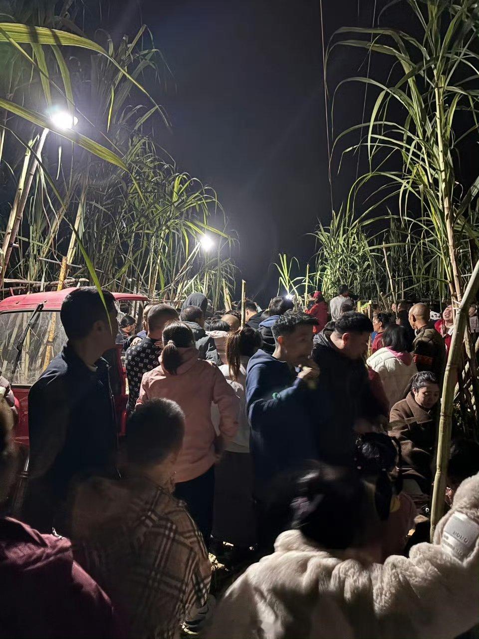 由于夜晚前来体验的游客过多，老板甚至不得不采用“劝退”方式，让顾客发朋友圈“吐槽