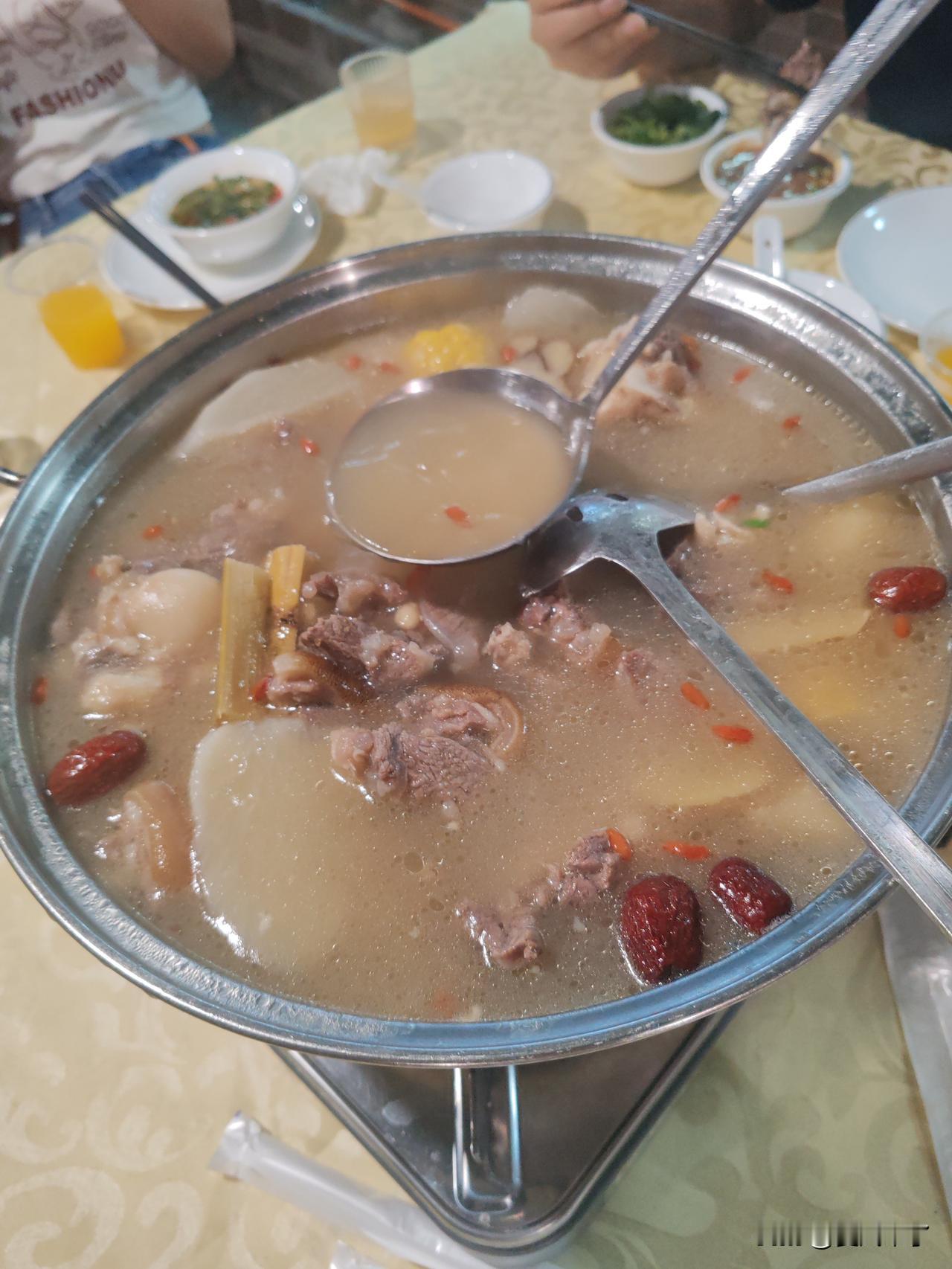 冬天到了，喝上一口浓浓的羊肉汤，绝对让你心暧不已。这家店就在惠阳的渡头河边，一到