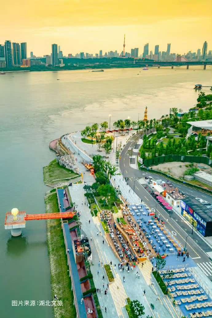 来武汉过周末来武汉游长江赏湖光 当夕阳收尽最后一缕霞光江城标志性的蓝调天幕缓缓铺