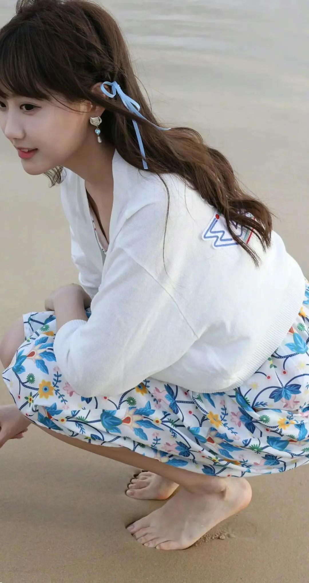 李艺彤活力四射