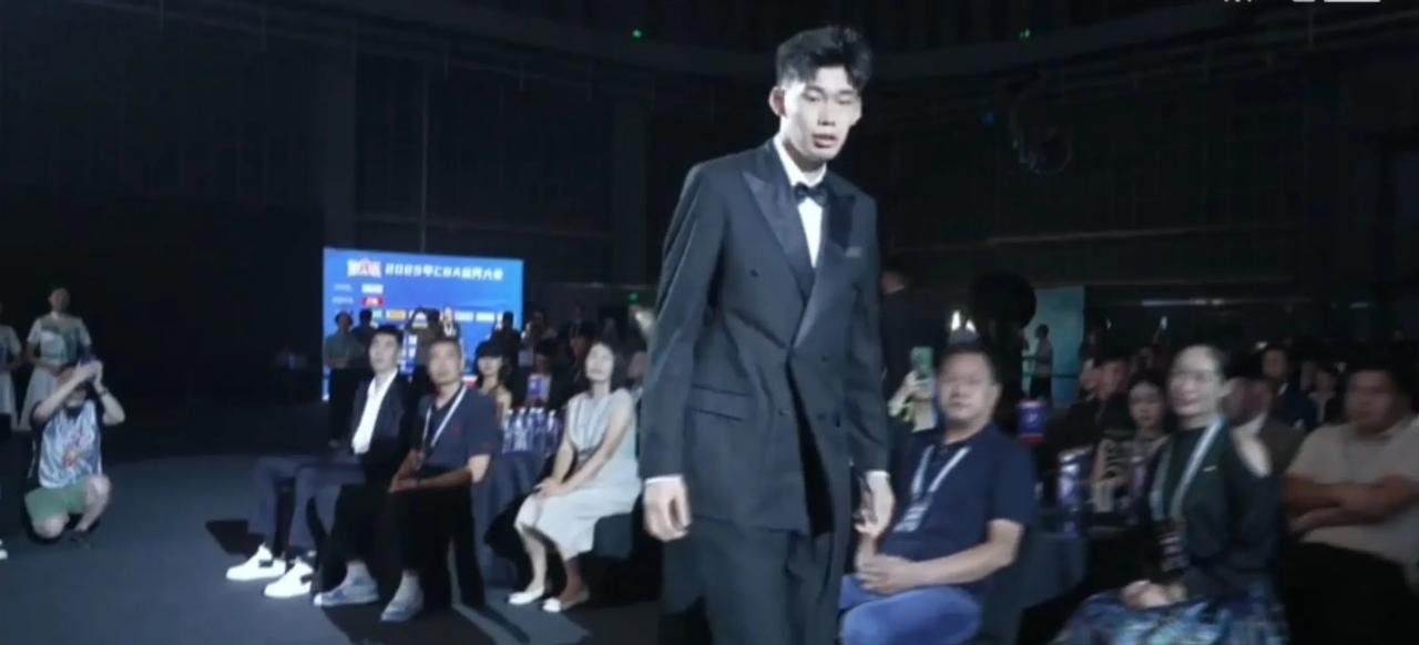 2025年CBA选秀大会，福建SBS浔兴篮球俱乐部用状元签选中了清华大学的杨曦皓