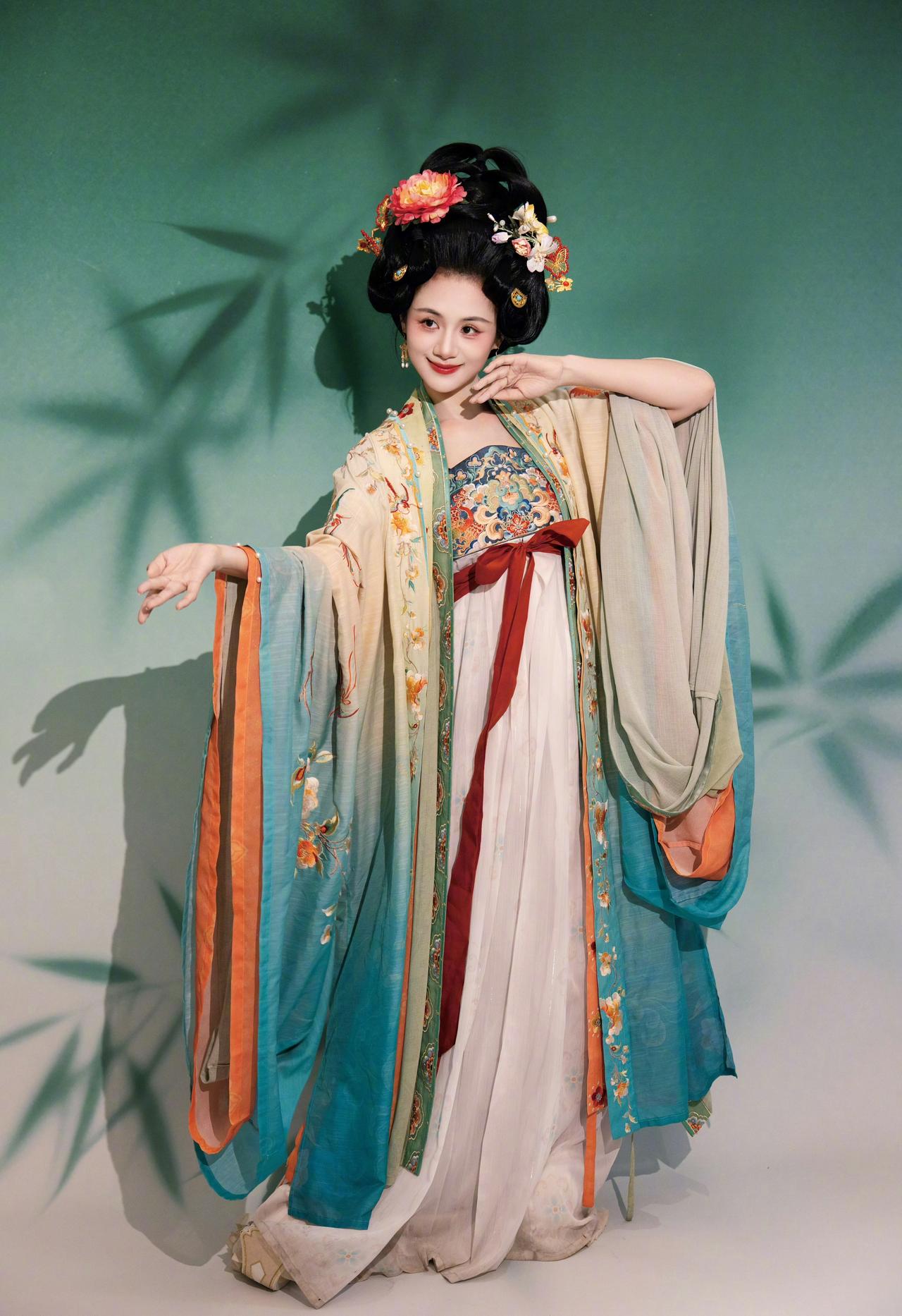 唐制汉服的复原级美少女造型，直接把盛唐氛围感拉满！
 
-齐胸襦裙+渐变广袖衫，