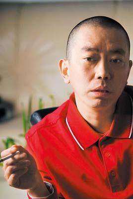 一次，主持人问史玉柱:“每一个成功男人的背后，都有一个伟大的妻子，你同意吗？”史