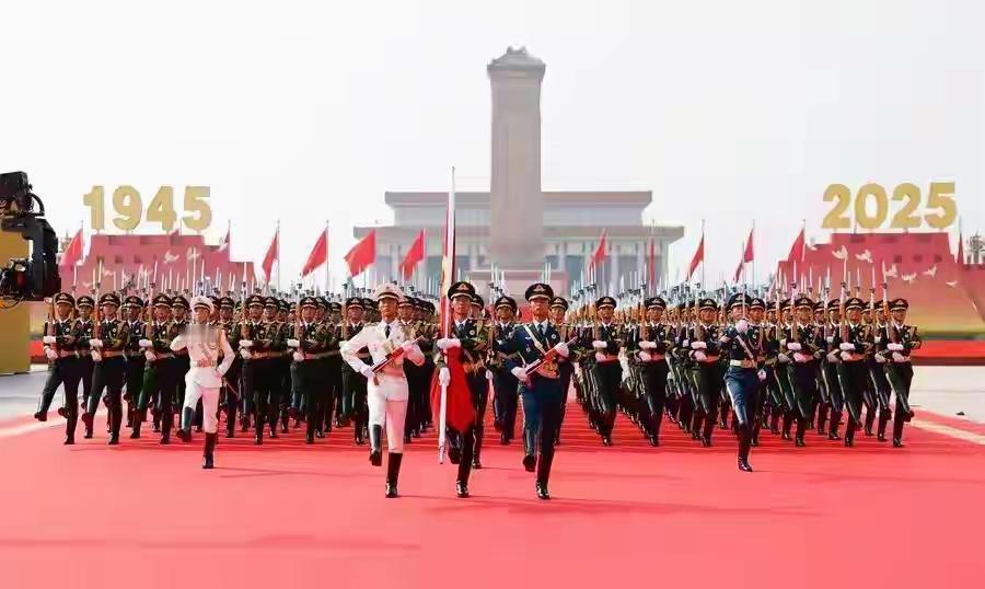 正准备跟2025道一声告别，就收到了头条推送的2025年度12条热搜词。

这其