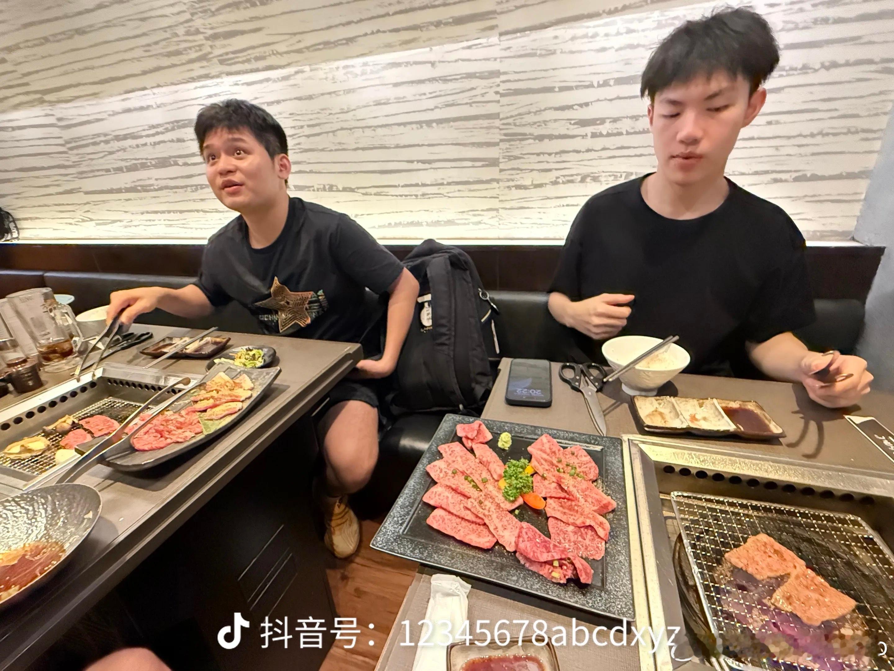 黄友政：鹏哥第一次出现在你的抖音就是这个待遇吗林诗栋：南京见鹏哥😎😎😎向鹏
