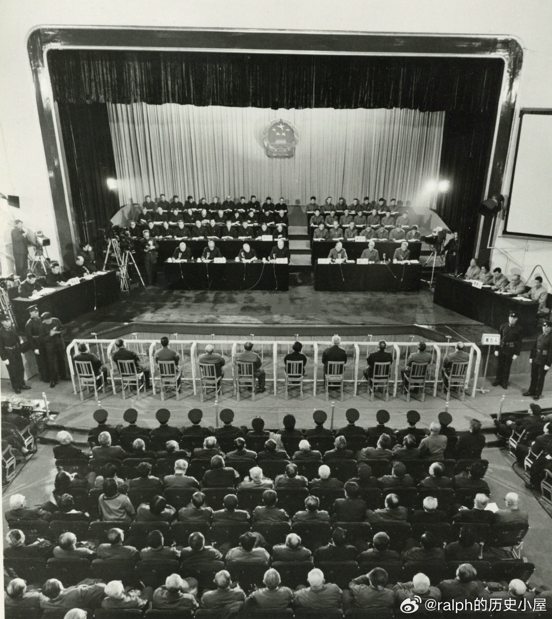 1980年11月20日最高人民法院特别法庭开庭，这是法庭全景历史影像