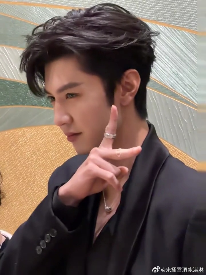 陈哲远全黑深v西装陈哲远伯爵上班路透好的 