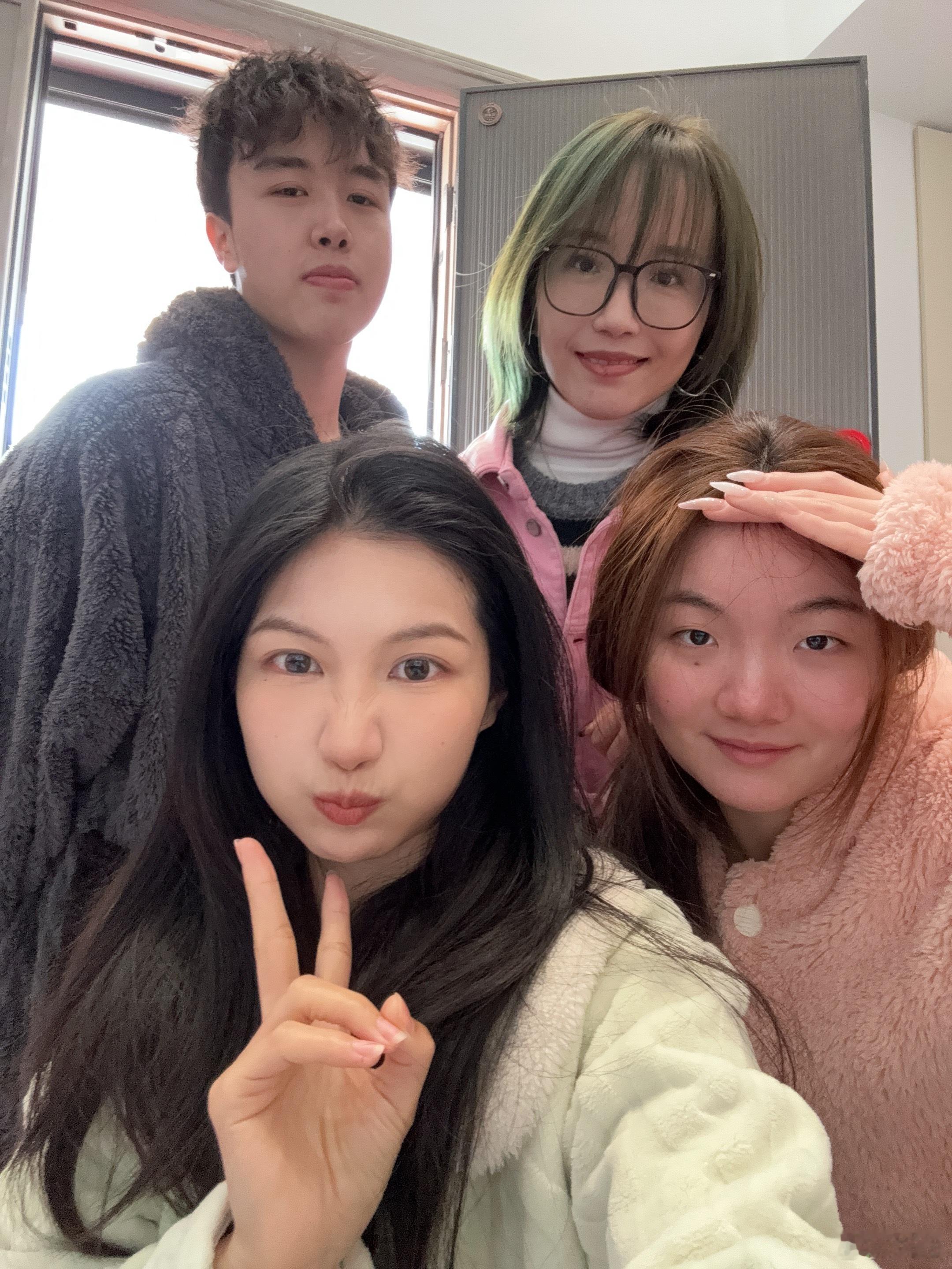 🧨🧨🧨只会比耶 