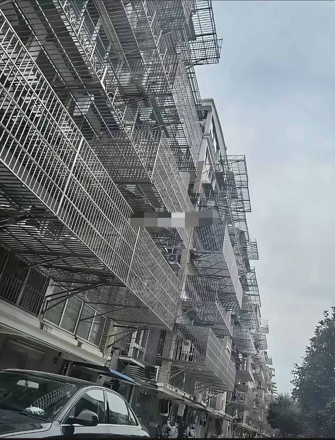 这是江苏某地的一栋居民楼，把人性贪婪演到了极致，这哪儿是装防盗网，分明是给自己扩