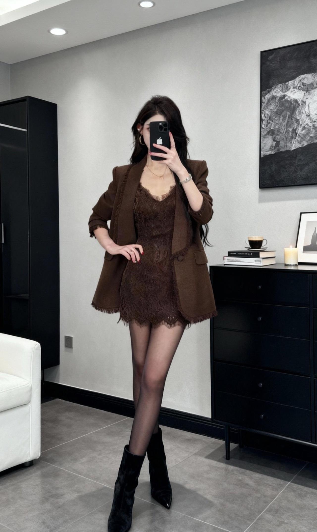 姐妹们，这套真的太绝了！这个蕾丝裙搭上休闲卫衣，再配上一双小皮鞋，瞬间变身甜酷少