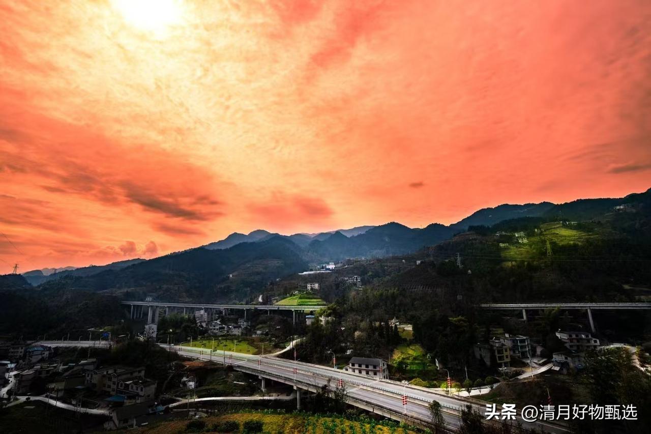 以下是一些以美丽夕阳景观闻名的城市：

圣托里尼（Santorini），希腊
圣