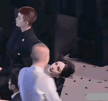 有谁知道这个把双手放在杨幂肩膀上的男人是谁啊？虽然杨幂看到他走过来的时候，并没有