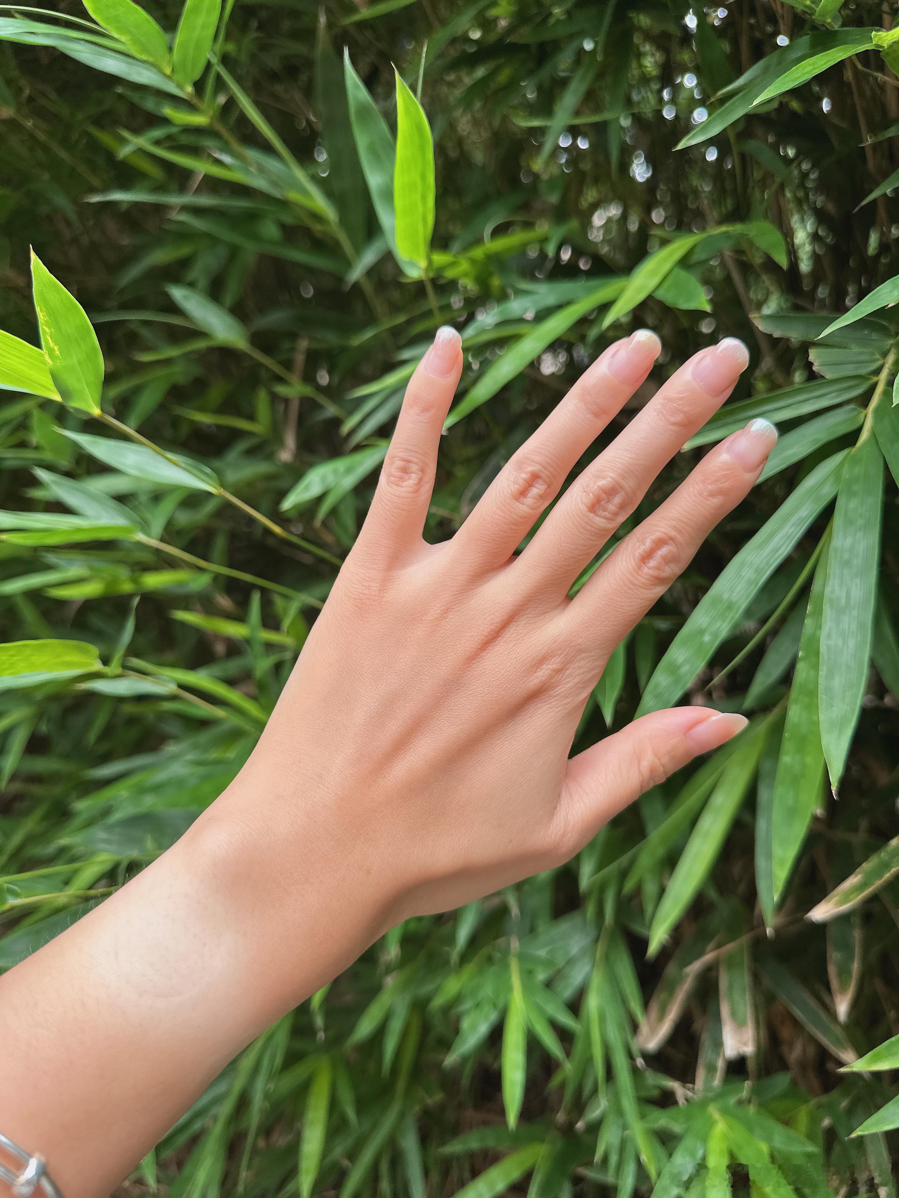 我戴手表好几年了，唯一的影响就是表带盖住的这块皮肤，比别处要白上一圈，我觉得相当