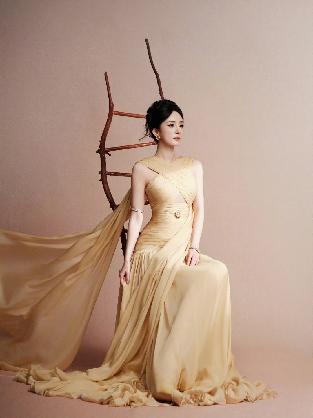 杨幂的裙子的颜色是土地的颜色杨幂的裙子是土地的颜色杨幂妥妥的祖海女王啊！！太美了