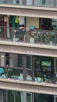 事出反常必有妖！孩子站在阳台往楼下扔百元大钞，这是什么情况？是偷拿家里的，还是有
