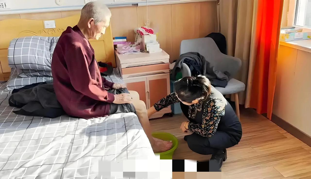 四川广安，一女子丈夫去世，她对公公不离不弃，公公衣食住行，全都由她支付，只要公公
