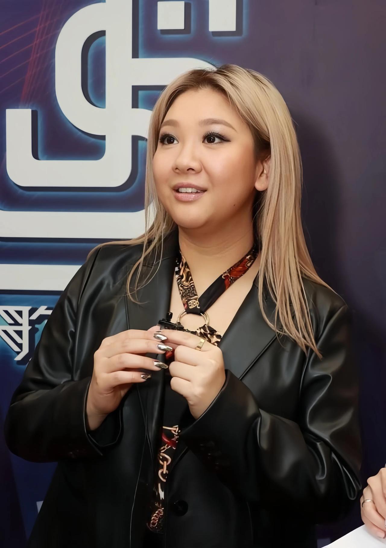 郑欣宜自杀传闻刚刚澄清，76岁的郑少秋却还是经受不起丧女之痛。
近日，一则关于郑