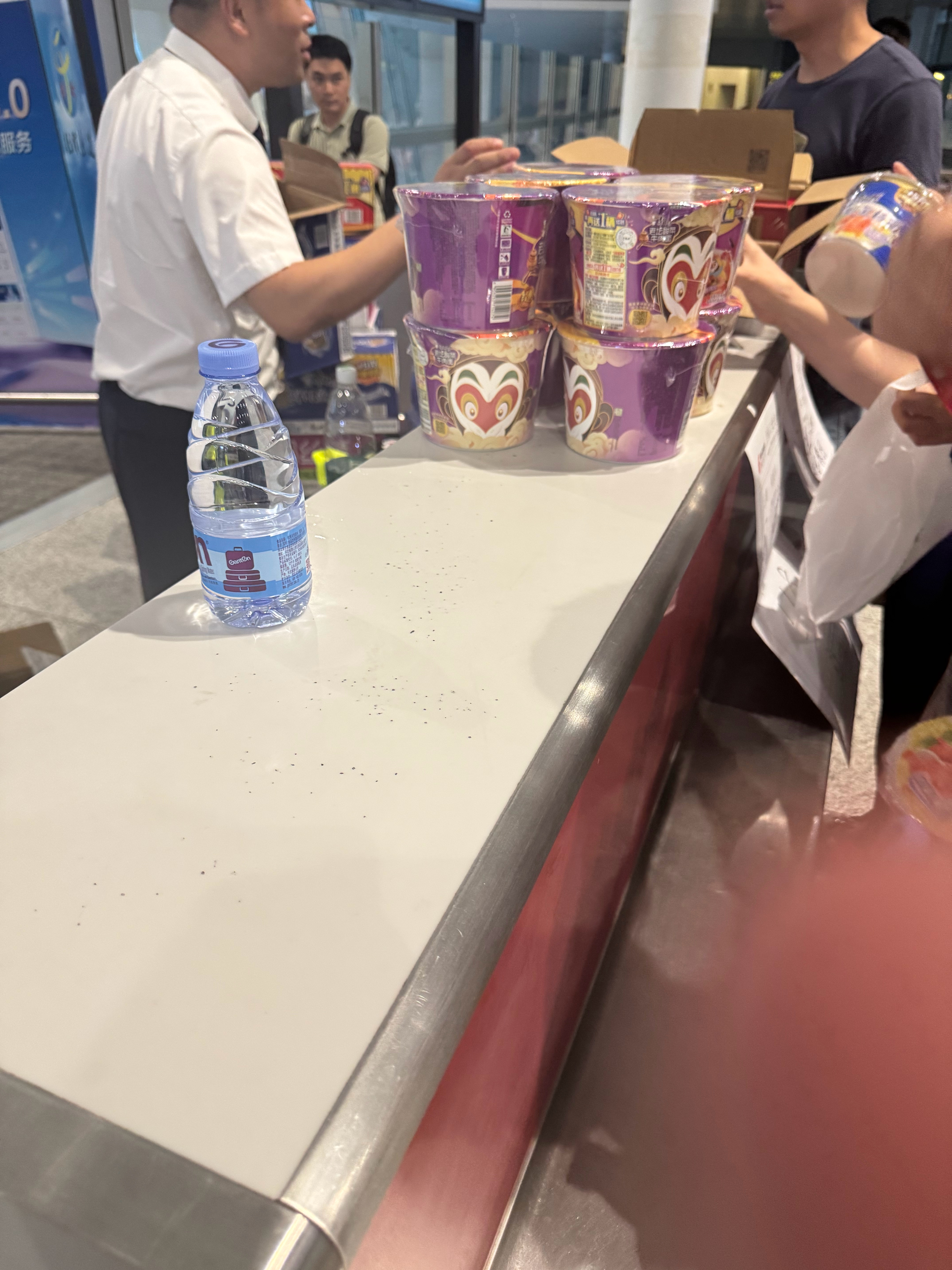 在延误了4个小时之后，开始发泡面了。这一天这叫什么事啊！ ​​​