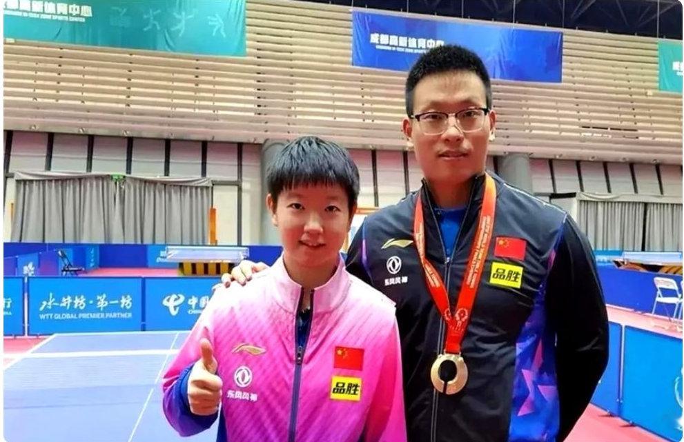 恭喜！33岁孙颖莎御用体能师大婚：妻子穿旗袍美丽端庄，女儿很可爱