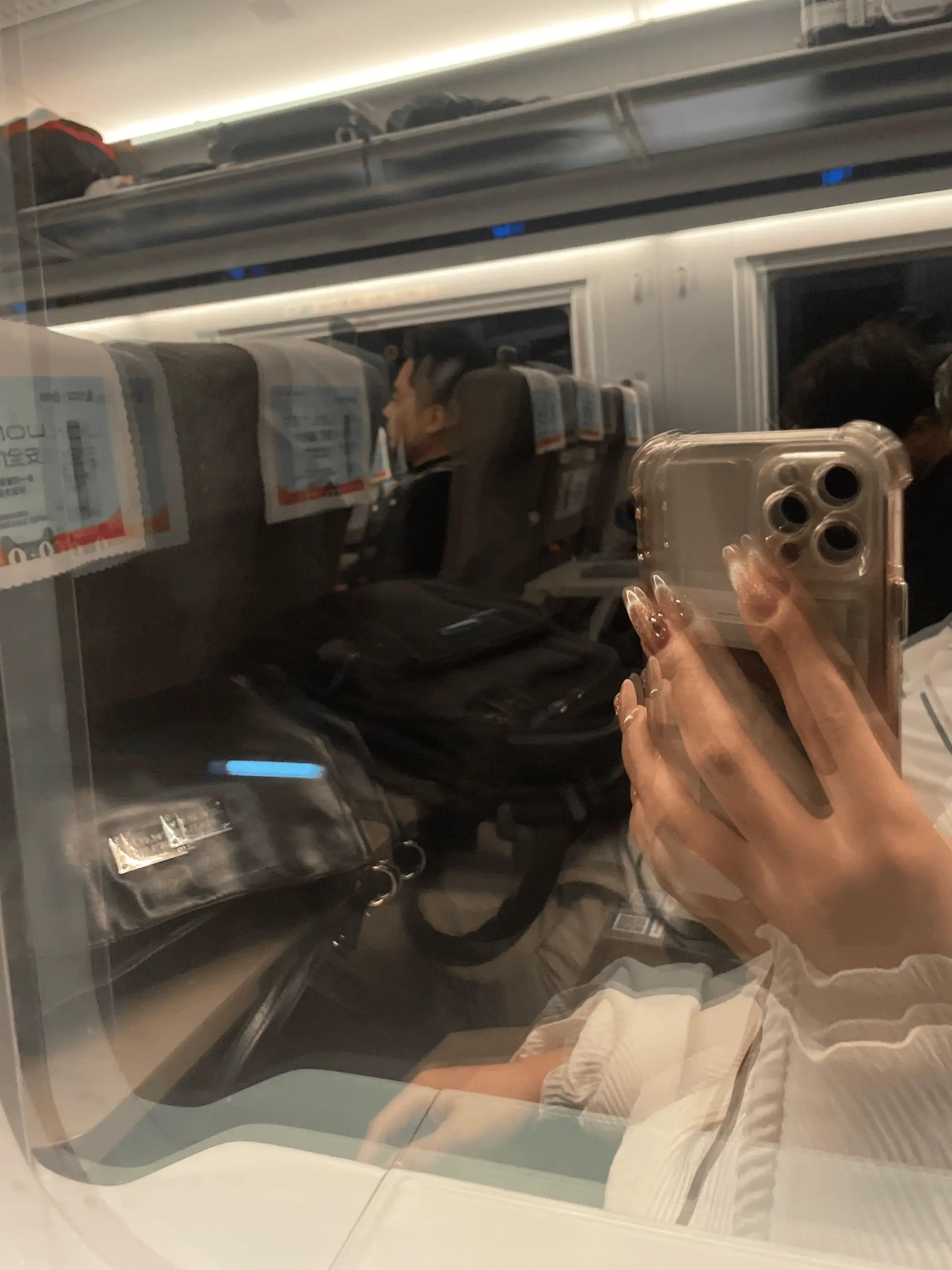 一人说一个炸裂的瓜在高铁上解解闷儿 ​​​