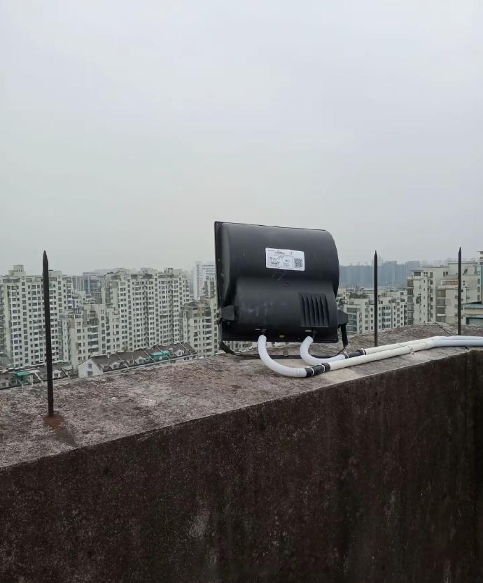 你家小区楼顶的射灯是不是没亮过，其实它是伪装的天线，看不出来就不怕住户投诉辐射了