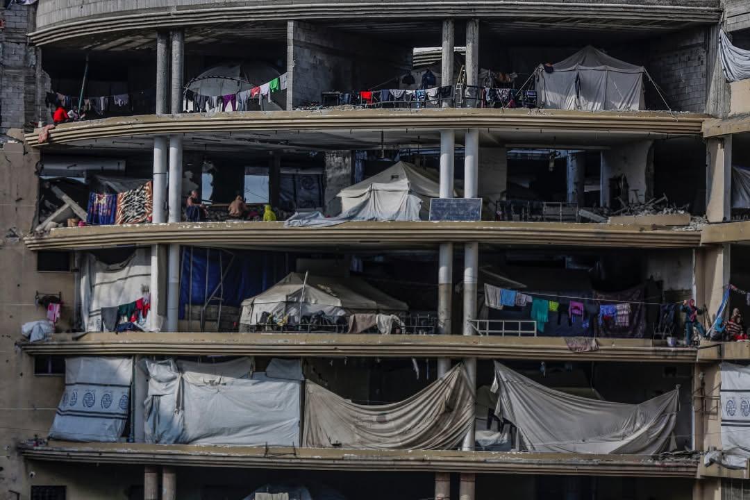 在加沙城南部的宰通区，当地巴勒斯坦民众的生存状况因一场严酷的寒潮而变得更加艰难。