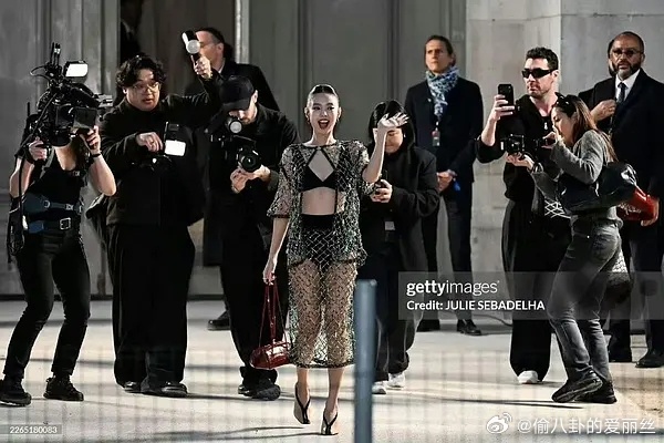 每次时装周都是她最像凤姐的时刻。。。配送还可以靠氛围感吹一下 