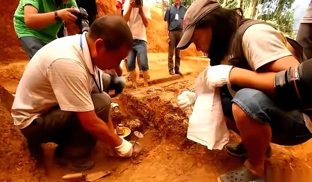 56具骸骨，在蒙古的河道里，齐刷刷跪着，面朝南。
身边全是汉朝的铁弩、弯刀，骨头